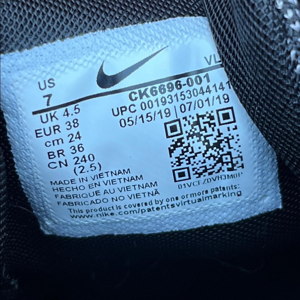Nike Woman's Run Swift Sneaker | Size 7 - Picture 6 of 8